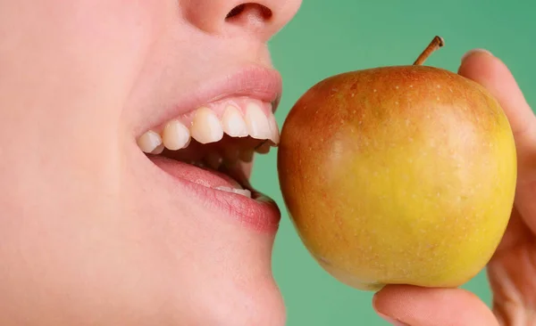 woman-eat-apple